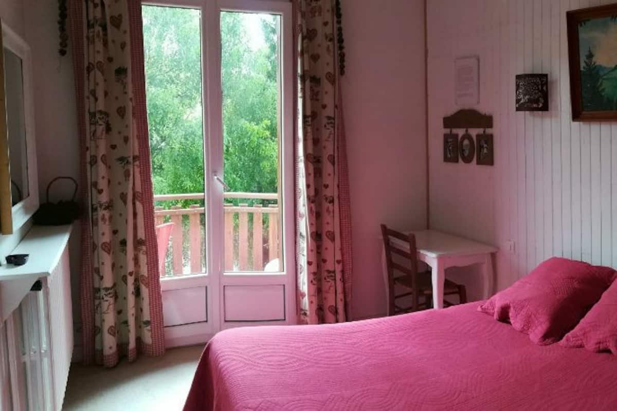 Habitación doble, balcón, vistas a la montaña | Tabla de planchar con plancha, wifi gratis, decoración individual