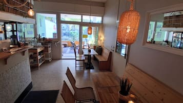 ฝ่ายต้อนรับ