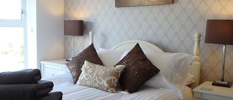 Double Room, Shared Bathroom, Mountain View (Room Eight) | Rollaway beds, free WiFi, bed sheets