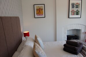 Tweepersoonskamer, gedeelde badkamer (with Fire Feature - Room Six) | Extra bedden, gratis wifi, beddengoed