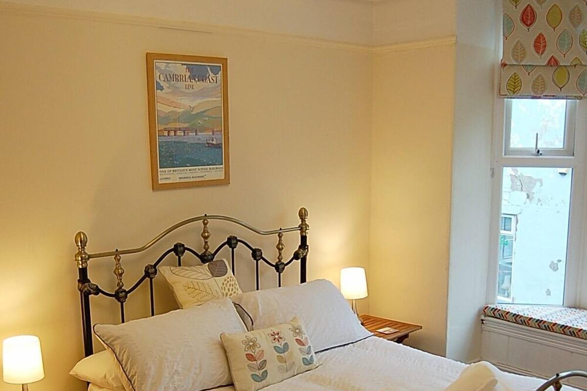 Double Room, Shared Bathroom (Room One) | Rollaway beds, free WiFi, bed sheets