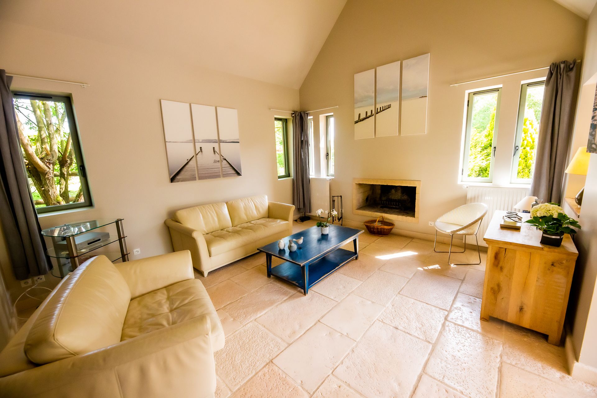 Deluxe huis, 2 slaapkamers (La Lagune) | Woonruimte | Flatscreentelevisie, een open haard en vloerwarming