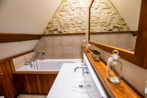 House, 3 Bedrooms (Le Pressoir) | Bathroom | Free toiletries, hair dryer, bathrobes, slippers - Maison d'Hôtes La Ferme de L'Oudon & Spa (Saint-Pierre-en-Auge)