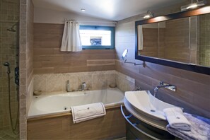 Hus Deluxe - 1 sovrum - bubbelpool (SPA MAJOREL) | Badrum | Gratis toalettartiklar, hårtork, badrock och tofflor