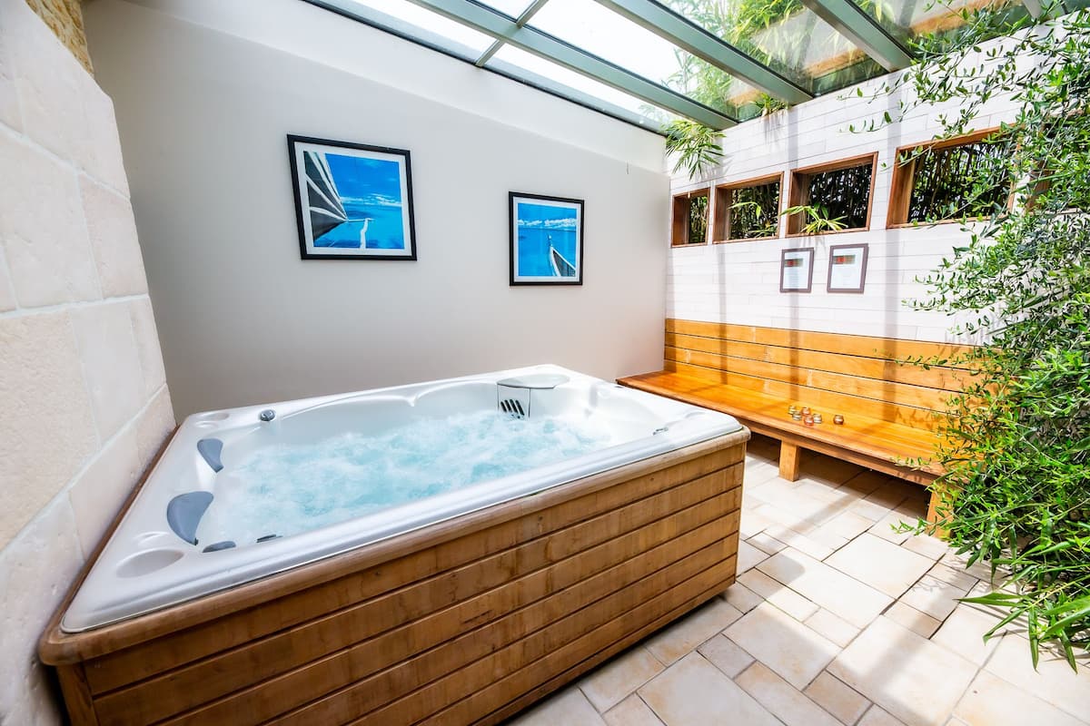 House, 1 bedroom with private Jacuzzi - SPA MAJOREL | Private spa tub