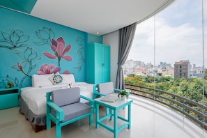 Studio Suite, 1 King Bed | Hypo-allergenic bedding, down comforters, minibar, in-room safe