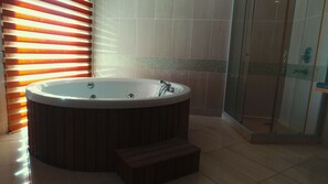 Suíte luxo, banheira de hidromassagem | Banheira de hidromassagem