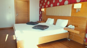 Deluxe Suite, Jetted Tub