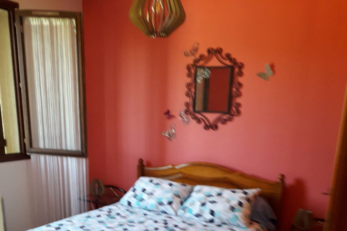 Habitación doble (Hortensia) | Cortinas opacas, cunas (de pago), wifi gratis y decoración individual