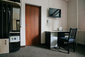 Dobbeltrom – comfort | Safe på rommet, skrivebord, strykejern/-brett og wi-fi (inkludert)