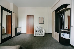 Dobbeltrom – comfort | Safe på rommet, skrivebord, strykejern/-brett og wi-fi (inkludert)