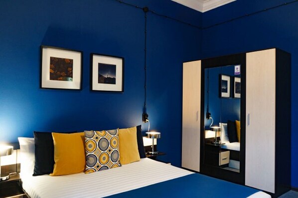 Rom – deluxe | Safe på rommet, skrivebord, strykejern/-brett og wi-fi (inkludert)