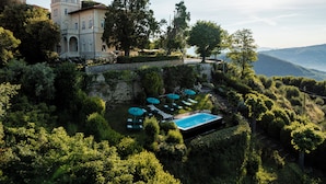 A luxurious villa with a swimming pool, outdoor seating, and a scenic mountain backdrop. - Villa La Moresca Relais de charme B&B adults only (Montecatini Terme)