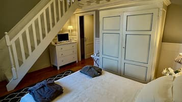 1 bedroom, Egyptian cotton sheets, premium bedding, down duvets