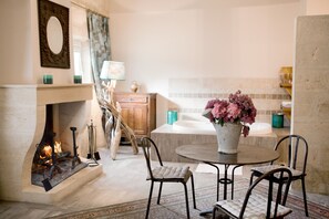 Suite "Water" with two cats