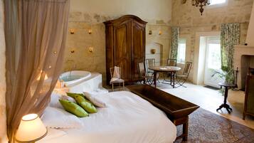 Family Suite, 2 Bedrooms, Fireplace (Métal) | 1 bedroom, Egyptian cotton sheets, premium bedding, down duvets