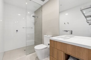 Shower, eco-friendly toiletries, hair dryer, towels - Essence Suites Taringa (Taringa)