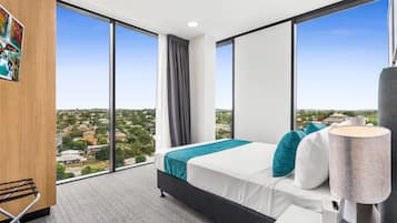 Suite, 1 grand lit, réfrigérateur et four à micro-ondes, vue ville