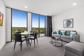 48-inch flat-screen TV with cable channels - Essence Suites Taringa (Taringa)