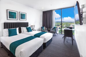 Premium bedding, laptop workspace, blackout drapes, soundproofing - Essence Suites Taringa (Taringa)