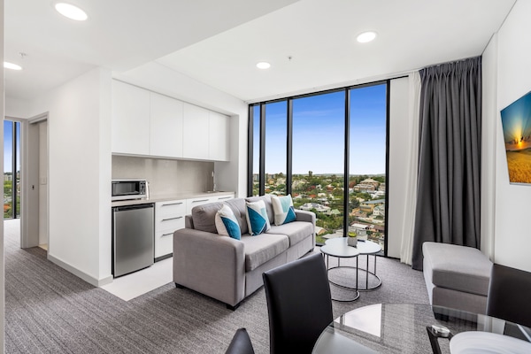 Suite, 1 Queen-Bett, Kühlschrank und Mikrowelle, Stadtblick | Wohnbereich | 48-Zoll-Flachbildfernseher mit Kabelempfang