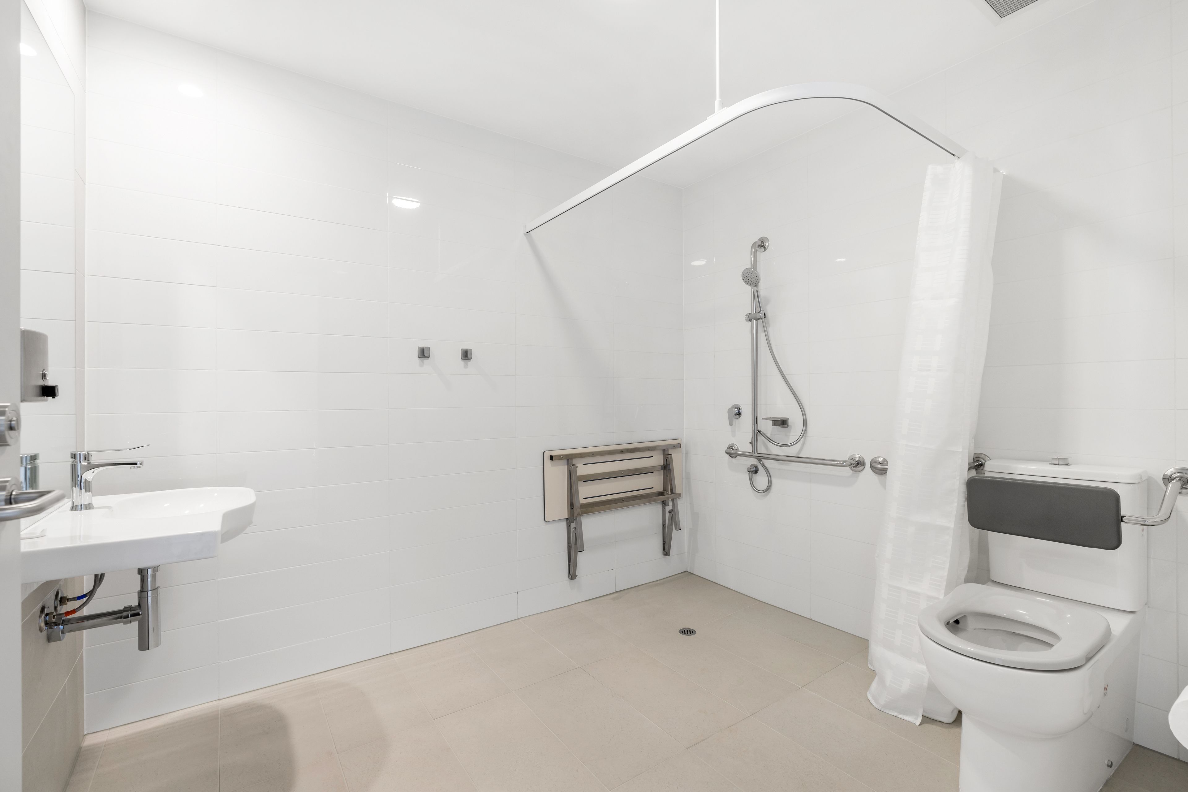 Ein modernes Badezimmer mit Dusche, Toilette und Waschbecken.