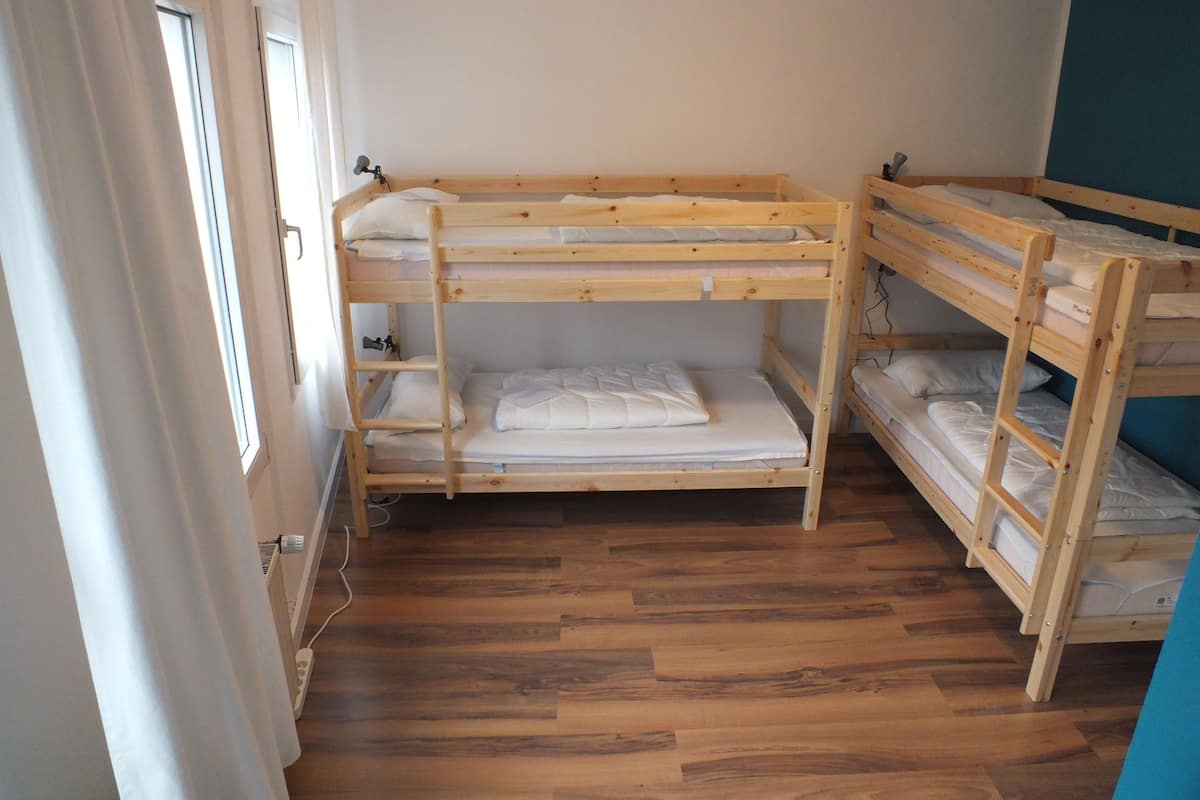 Chambre Quadruple, femmes uniquement | 1 chambre, Wi-Fi gratuit, draps fournis