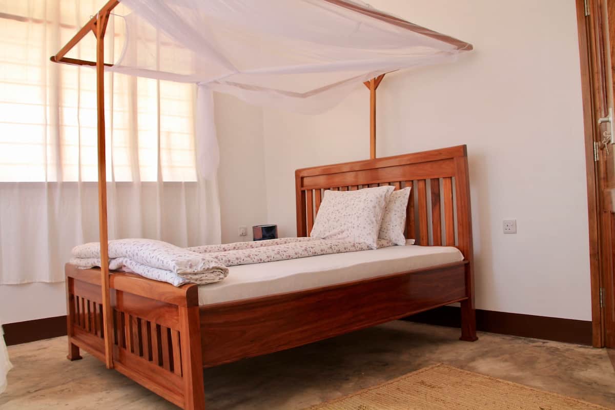 Tabla de planchar con plancha y ropa de cama