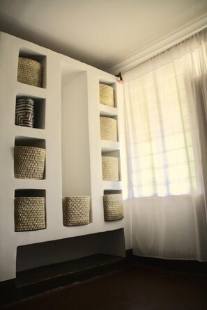 Tabla de planchar con plancha y ropa de cama 