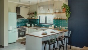 Refrigerador, placa de cocina, utensilios de cocina