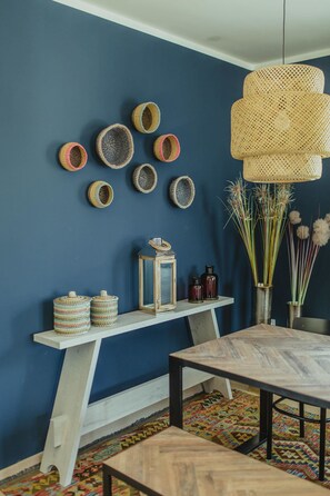 Deluxe-Apartment | Essbereich im Zimmer