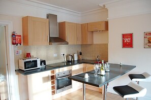 Fridge, microwave, oven, electric kettle - CLOCK TOWER APARTMENTS (Machynlleth)
