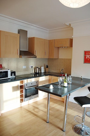 Apartment, 2 Bedrooms | Private kitchen | Fridge, microwave, oven, electric kettle - CLOCK TOWER APARTMENTS (Machynlleth)