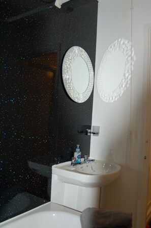 Bathroom - CLOCK TOWER APARTMENTS (Machynlleth)