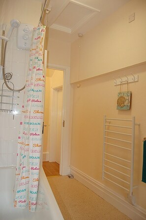 Apartment, 2 Bedrooms | Bathroom | Hair dryer, towels - CLOCK TOWER APARTMENTS (Machynlleth)
