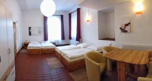 Quadruple Room, Accessible | In-room safe, desk, WiFi, bed sheets - Picobello Pension (Görlitz)