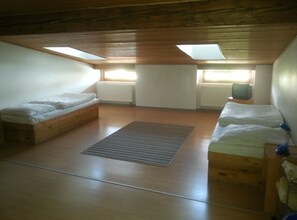 Quarto duplo, banheiro compartilhado | Cofres nos quartos, escrivaninha, Wi-Fi (sobretaxa), roupa de cama