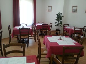 Daily buffet breakfast for a fee - Picobello Pension (Görlitz)