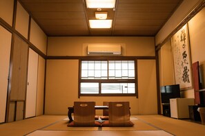 Quadruple Room, Shared Bathroom | Free WiFi, bed sheets - Guest House Sunline Beppu - Hostel (Beppu)