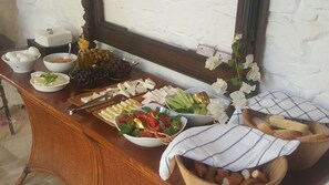 Free daily local cuisine breakfast - Kocca Ev Hotel (Datça)