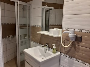 Standard-dobbeltværelse | Badeværelse | Bruser, gratis toiletartikler, hårtørrer, håndklæder