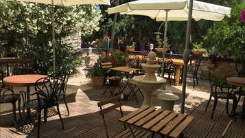 Breakfast, lunch and dinner served