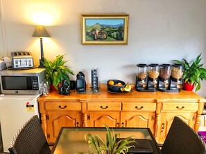 Free daily continental breakfast - Milo's Homestay (Whitianga)