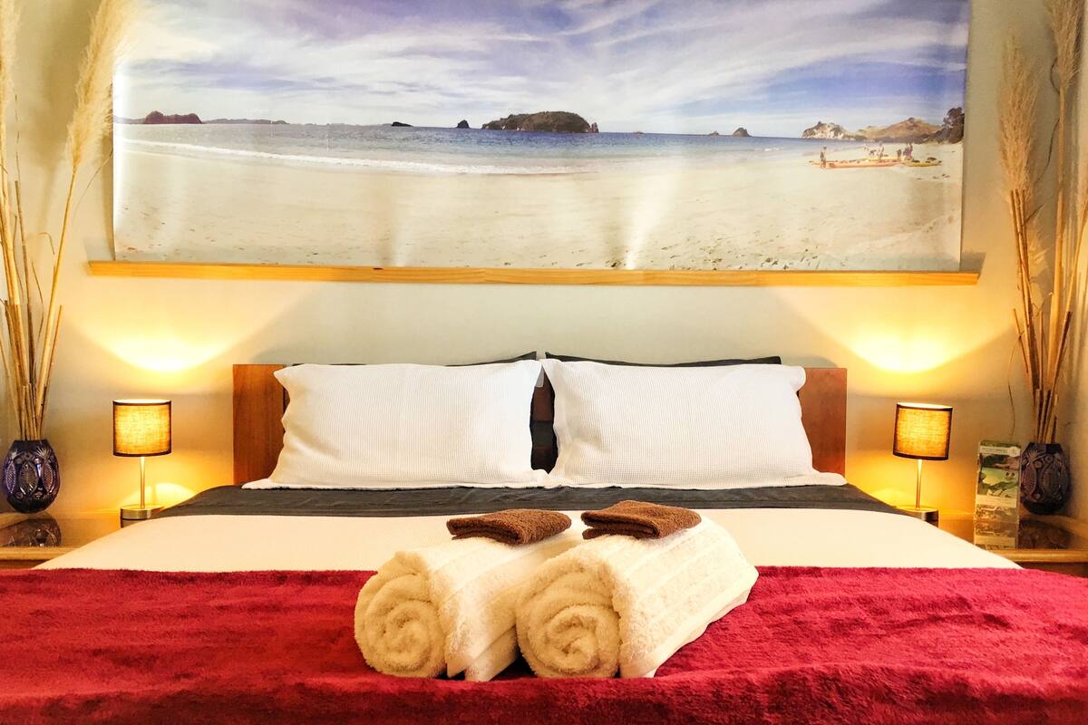 Double Room, Shared Bathroom (King) | Premium bedding, iron/ironing board, WiFi (free), individually decorated