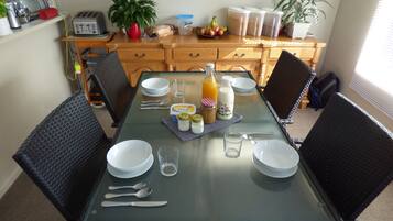 Sudah termasuk sarapan ala kontinental setiap hari