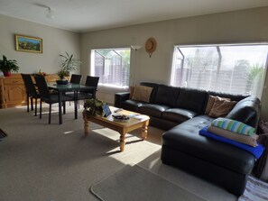 Executive lounge - Milo's Homestay (Whitianga)