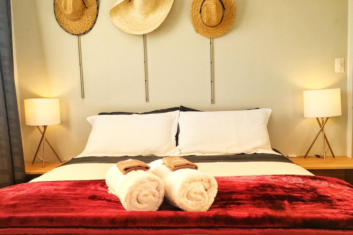 Double Room, Shared Bathroom (Queen) | Premium bedding, iron/ironing board, WiFi (free), individually decorated