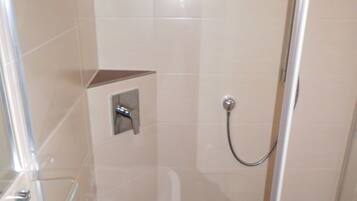 Familienapartment, 2 Schlafzimmer, 2 Bäder | Badezimmer | Dusche, Haartrockner, Handtücher