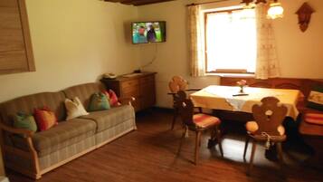 Family Condo, 2 Bedrooms, 2 Bathrooms | Ruang tamu | TV skrin rata