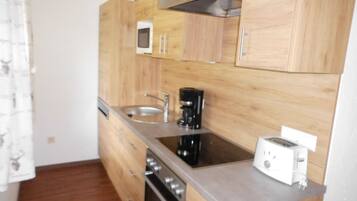 Family Condo, 2 Bedrooms, 2 Bathrooms | Dapur peribadi | Peti sejuk/penyejuk beku saiz penuh, ketuhar gelombang mikro, ketuhar